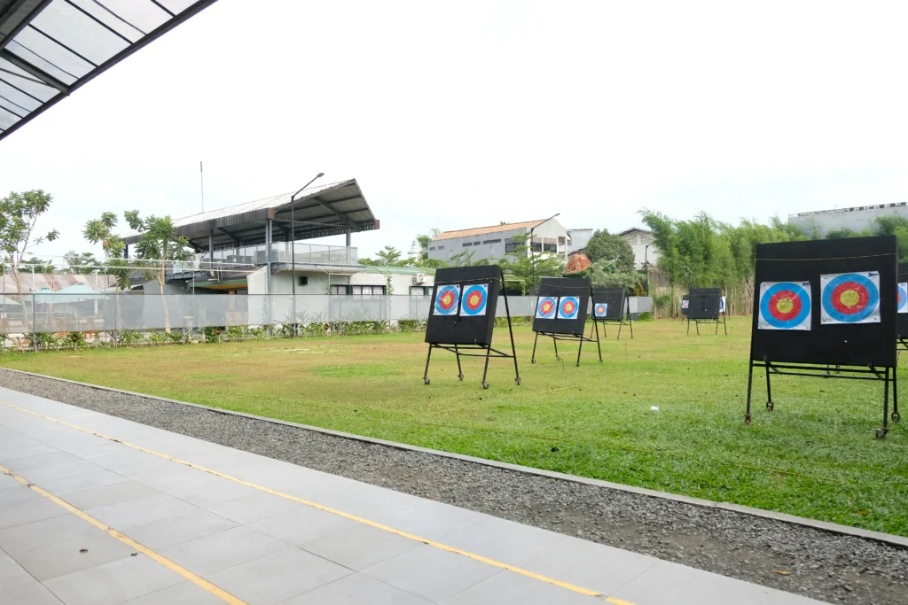 Latihan panahan di The Hub