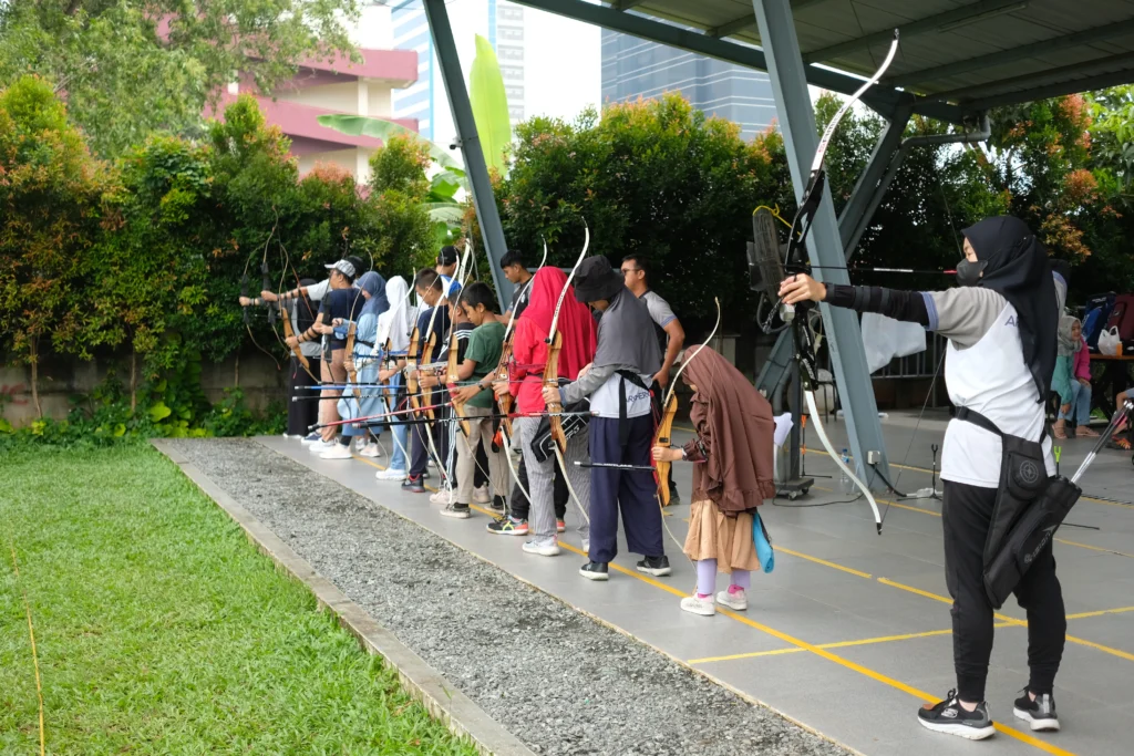 Les Panahan di The Hub